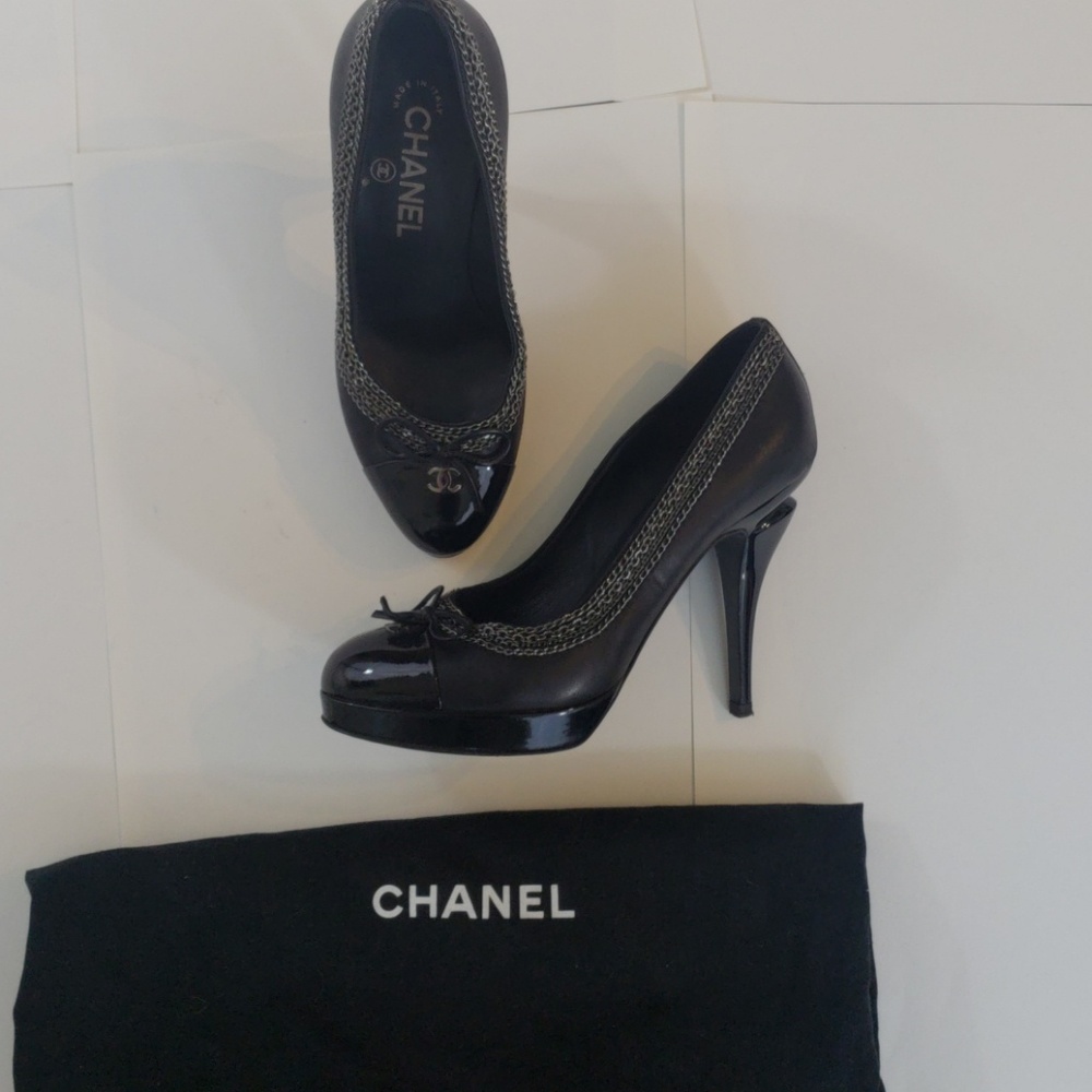 Chanel Escarpins Limited Edition Noir Heels in Amazing Condition